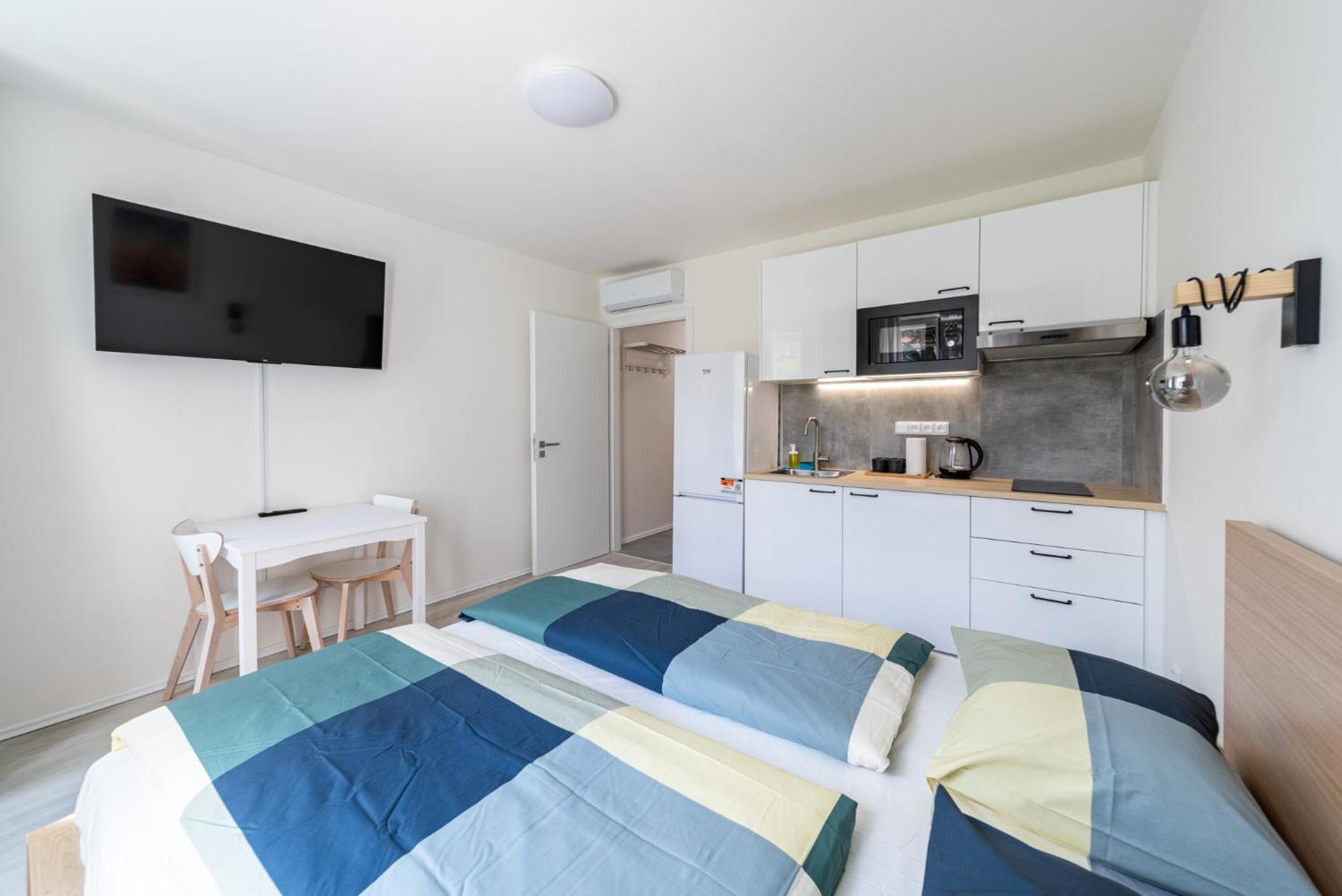 Apartments Borivojova 63 Прага Екстериор снимка
